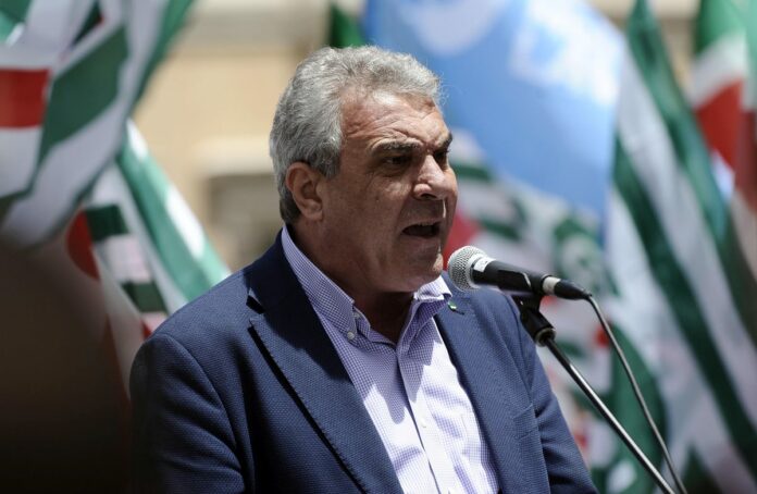 Roma Piazza Monte Citorio. Manifestazione delle sigle sindacali CGIL CISL UIL