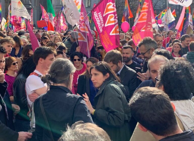 A Milano manifestazione delle famiglie arcobaleno. Schlein “Pronta una legge per il Parlamento”