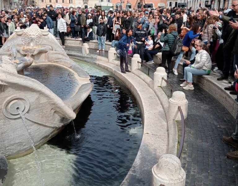 Ultima Generazione imbratta la Barcaccia del Bernini a Roma, Sangiuliano “Ora basta”