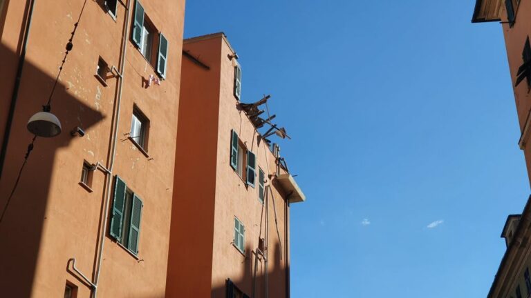 Genova, crolla parte di un palazzo. 25 sfollati