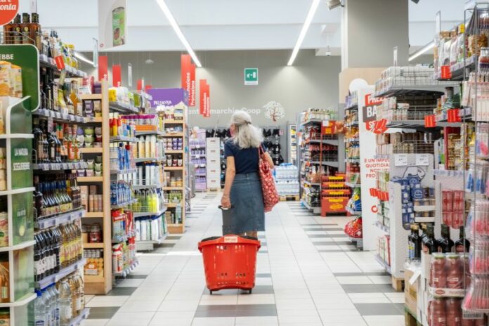 Persone che fanno la spesa al supermercato coop