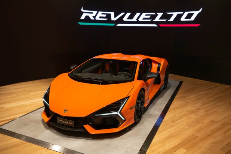 Lamborghini Revuelto, la prima supersportiva V12 ibrida