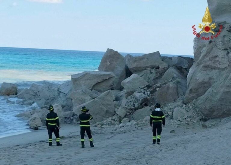 Crolla parte del costone a picco sul mare a Tropea, nessuna vittima