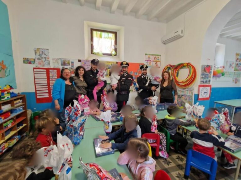 I Carabinieri donano regali e uova di Pasqua agli alunni di Stromboli