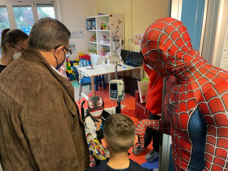 Pasqua, presidente Liguria Toti visita i bimbi ricoverati al Gaslini