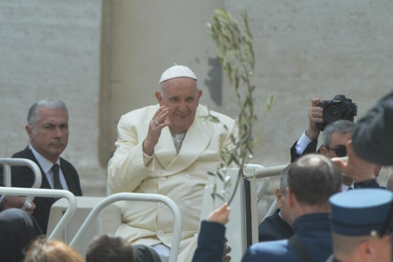 Il Papa non parteciperà alla Via Crucis, la seguirà da Santa Marta
