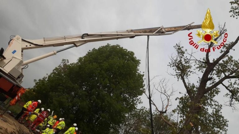 Cede piattaforma, due operai morti e un ferito grave nel milanese