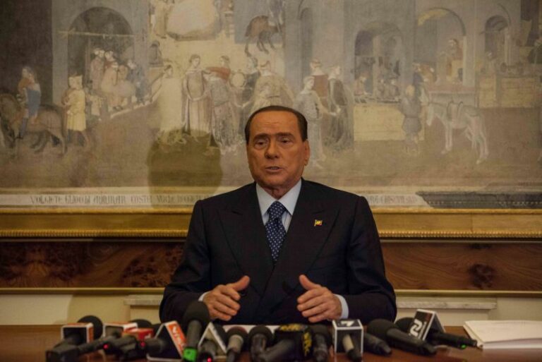 Berlusconi esce dalla terapia intensiva, prosegue degenza in reparto