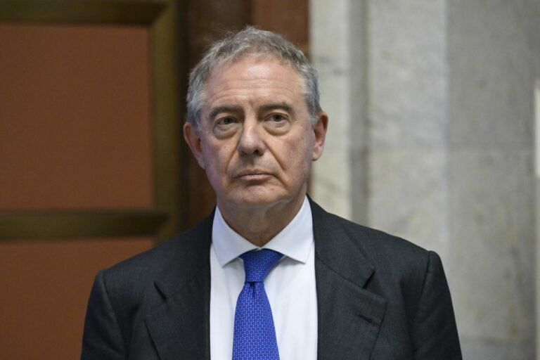 Urso firma decreto per area di crisi complessa di Melfi, stanziati 20 milioni