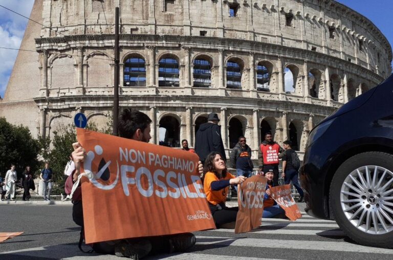 Attivisti di Ultima Generazione bloccano il traffico al Colosseo a Roma