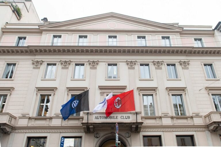 Milano, le bandiere di Inter e Milan sul balcone della sede dell’Aci