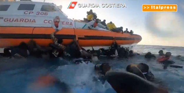 Immigrazione, 35 imbarcazioni soccorse e 4 naufragi
