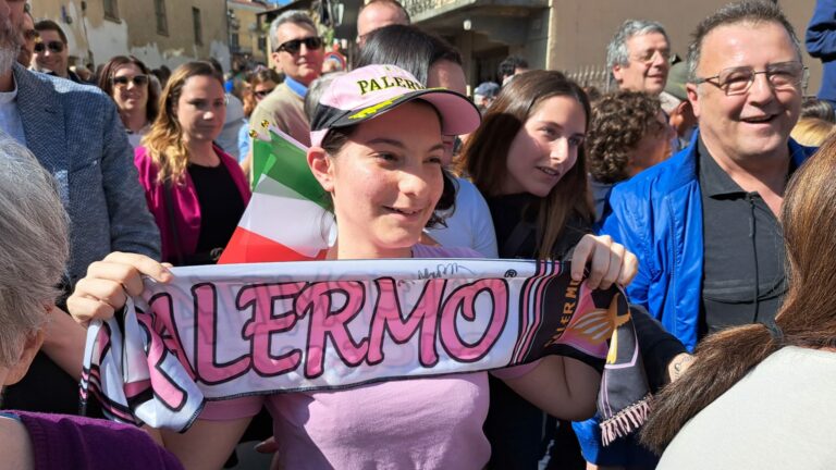 Mattarella firma sciarpa del Palermo a tifosa nel Cuneese