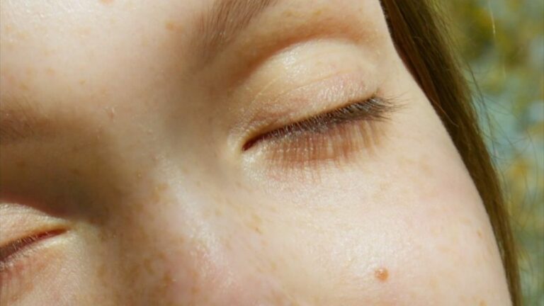 Yoga per il viso una soluzione per mantenere la pelle giovane