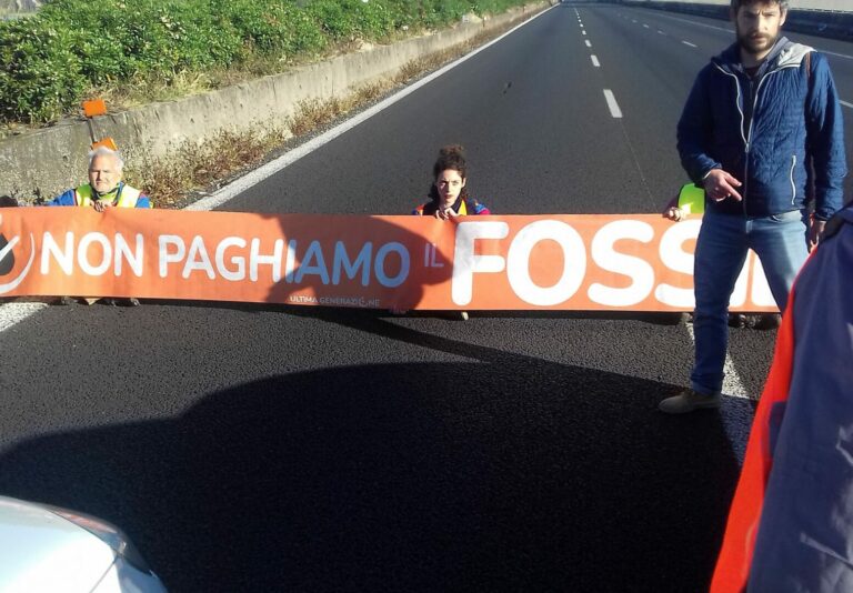 Manifestanti di “Ultima Generazione” bloccano il Grande raccordo anulare a Roma