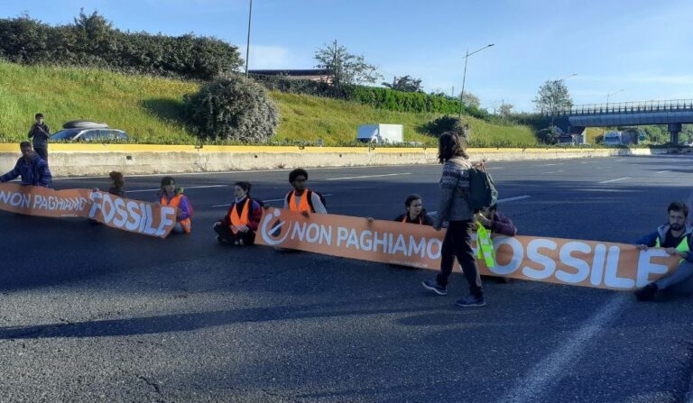 Gli attivisti di Ultima Generazione bloccano il Grande raccordo anulare a Roma