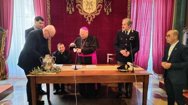 La Polizia di Stato consegna “l’Olio di Capaci” al Vescovo di Cefalù