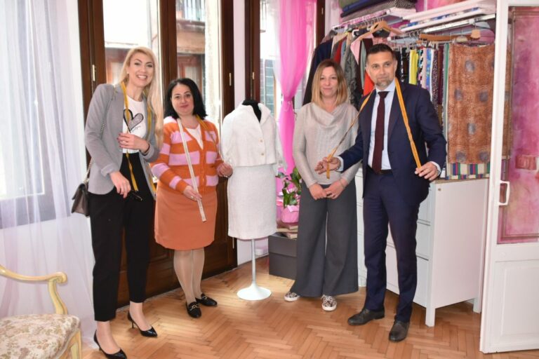 Assessori Besio e Costalonga in visita alla scuola per sarti