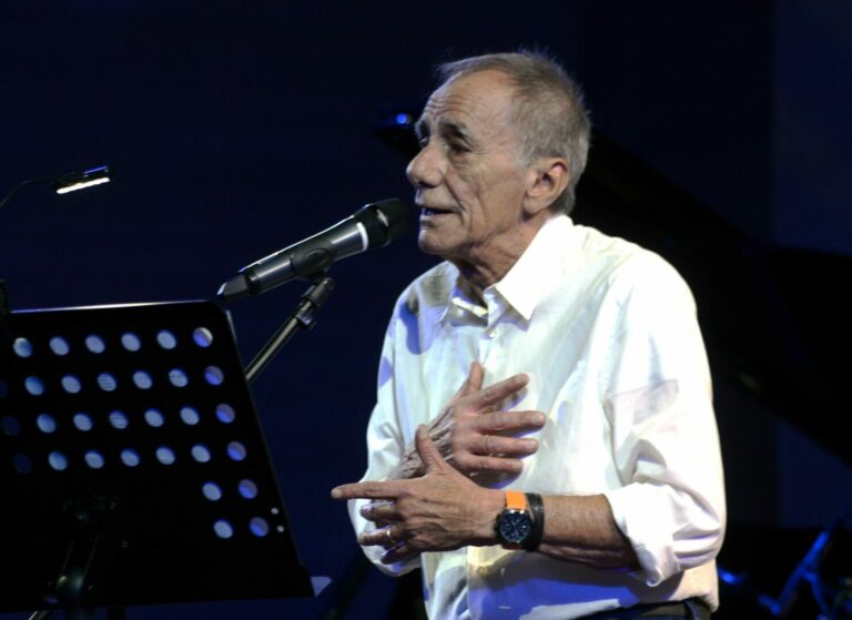 Lutto per Roberto Vecchioni, è morto il figlio Arrigo