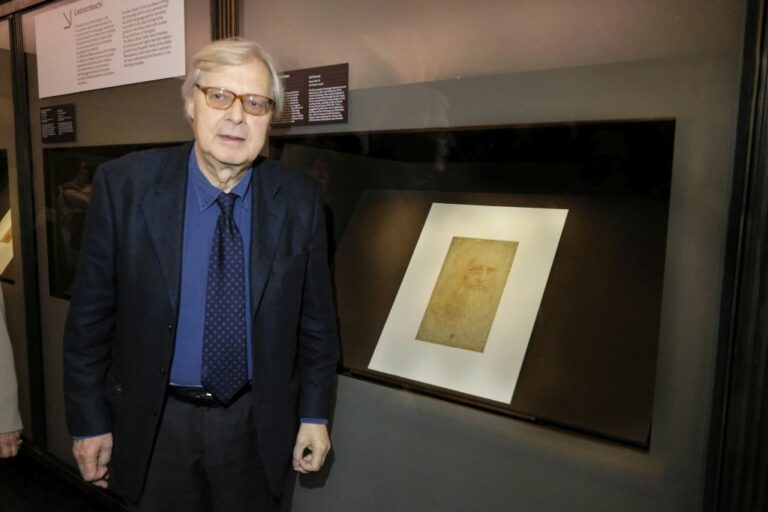 Lombardia, carica Sgarbi incompatibile. Dovrà lasciare il Consiglio