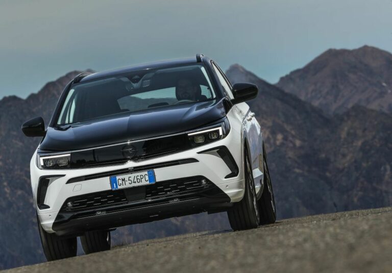 Opel Grandland GSe, potenza e sostenibilità