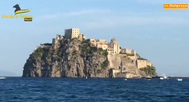 Residenze irregolari sull’isola di Ischia, scoperte 40 “prime case” fittizie