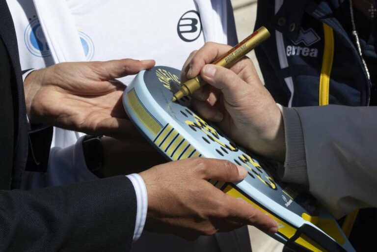 All’asta la “racchetta solidale” firmata da Papa Francesco