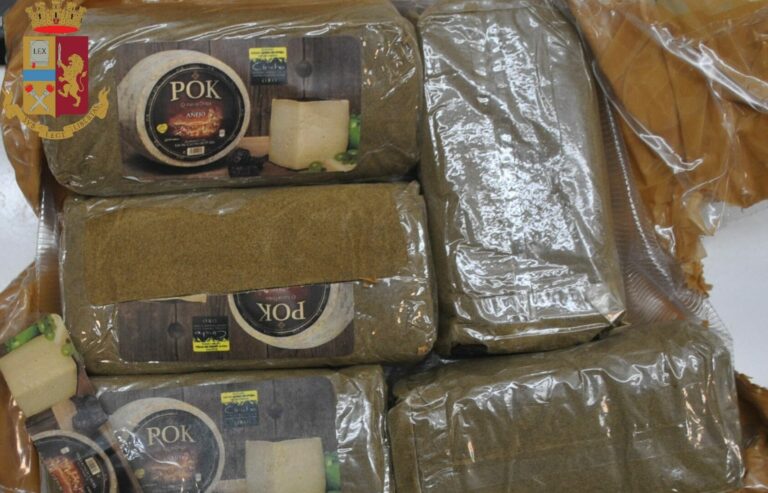Nascondeva 2 chili di hashish sotto il letto, 28enne arrestato ad Anzio