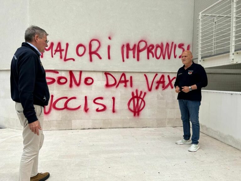Raid No Vax al Policlinico di Bari, imbrattati i muri esterni