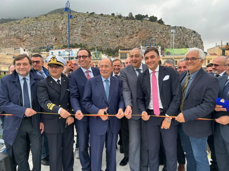 Palermo, inaugurato pontile di Mondello e accesa la nuova illuminazione