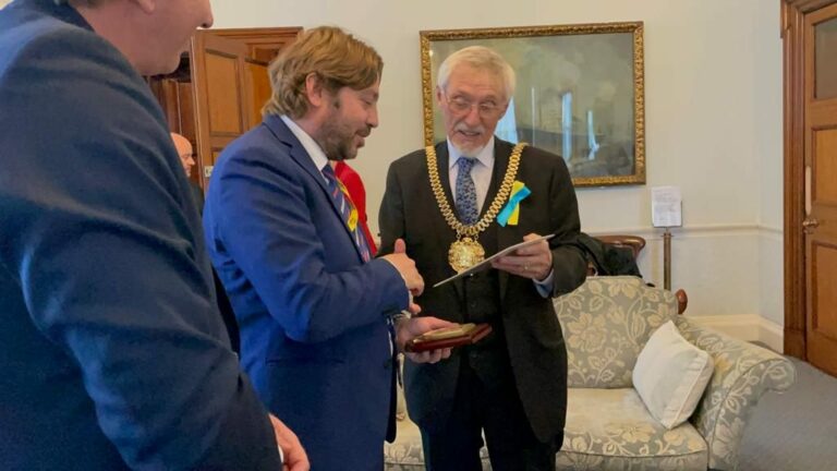 Pedini Amati a Liverpool incontra il Lord Major Roy Gladden