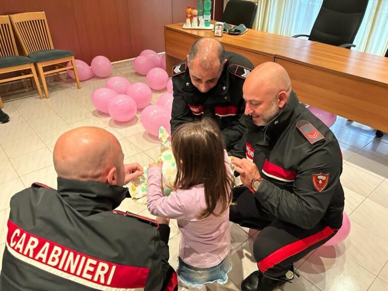 Bimba salvata in una scuola a Marigliano, Viky riabbraccia i Carabinieri
