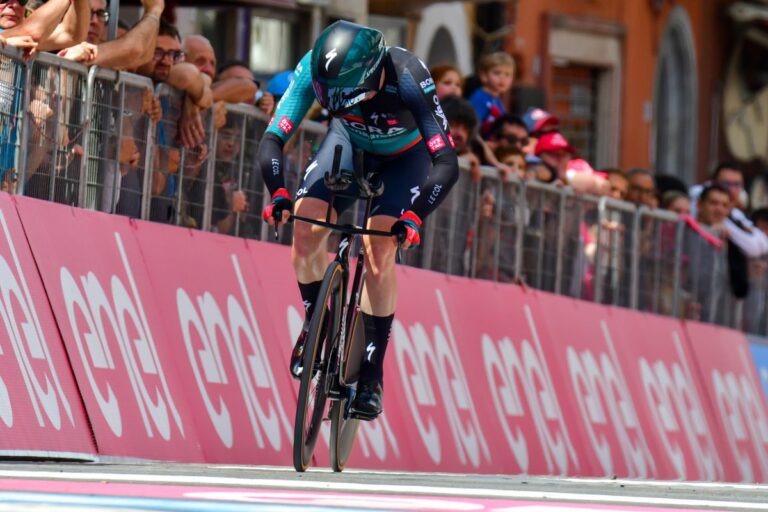 Denz vince la 12^ tappa, Thomas resta maglia rosa