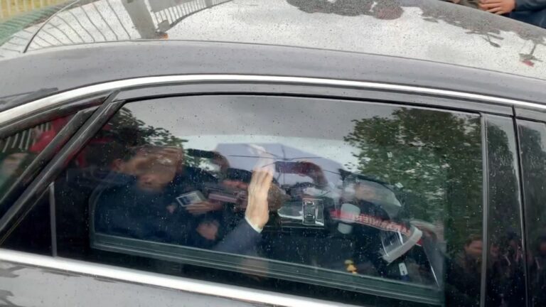 Silvio Berlusconi dimesso dall’ospedale “L’incubo è finito, ho vinto ancora”