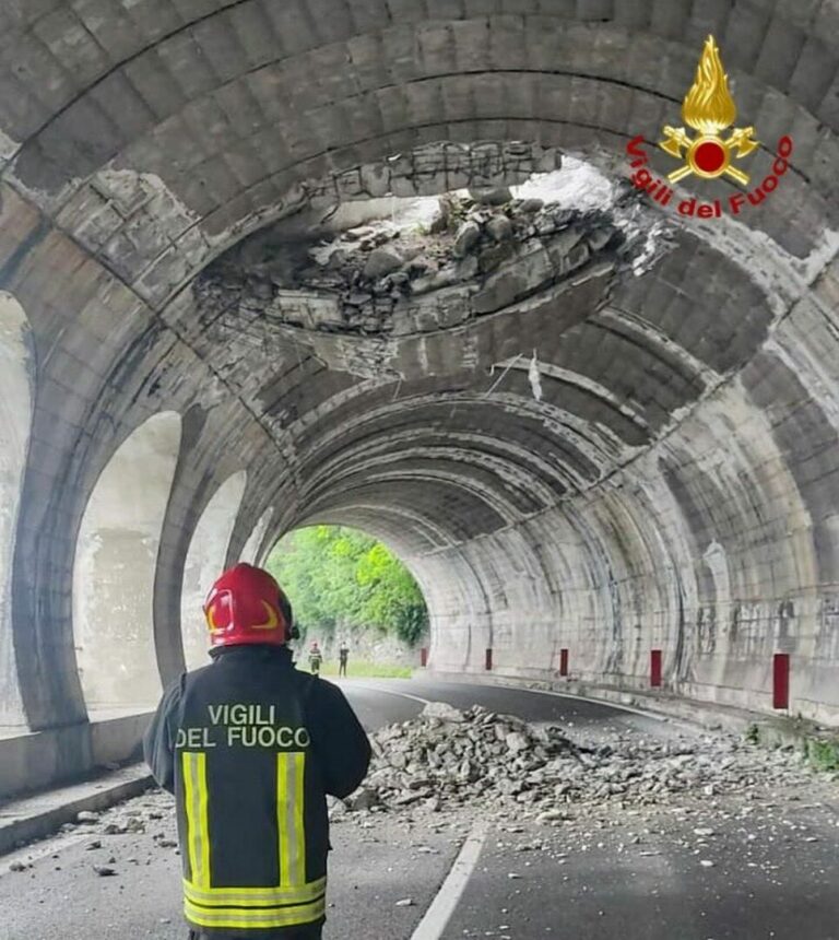 Lecco, frana provoca crollo in galleria. Chiusa strada e ferrovia