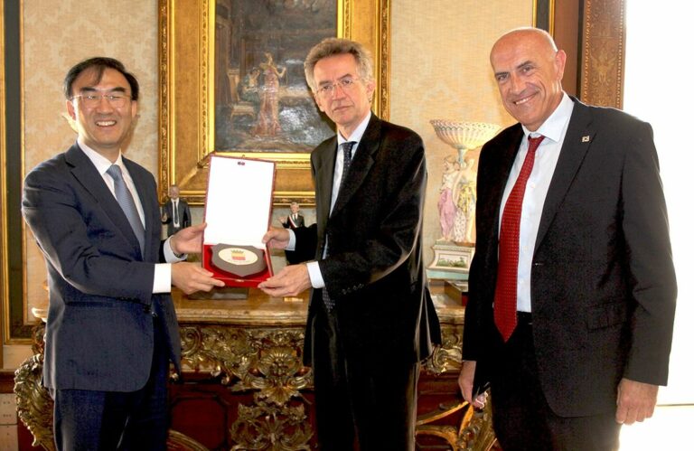 Il sindaco di Napoli riceve l’Ambasciatore della Repubblica di Corea