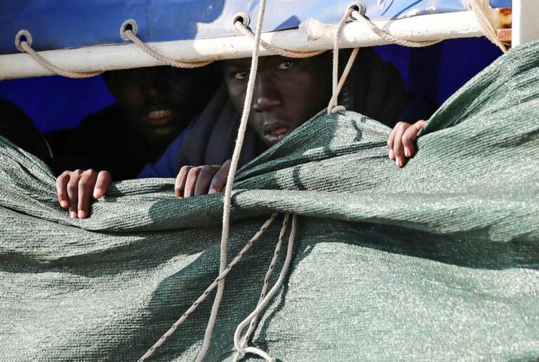 Mediterranean sea: 105 migrants in distress, 671 others taken to Italy