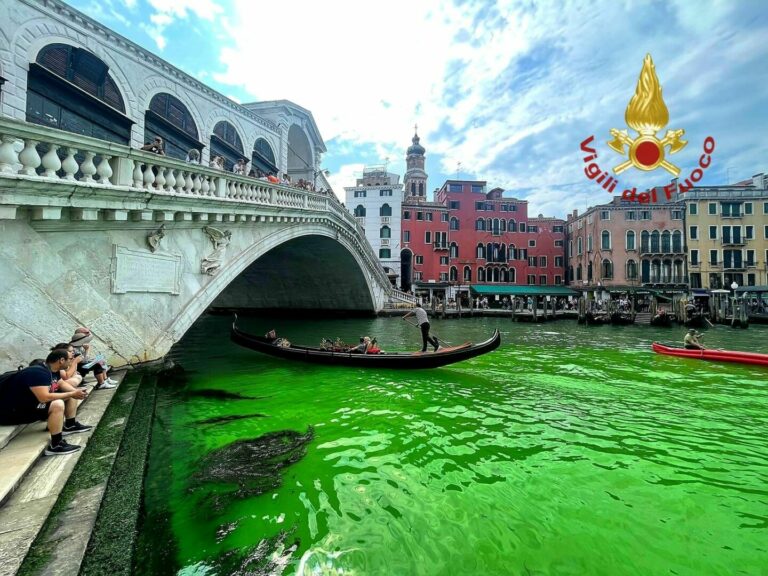 Chiazza verde a Venezia, Polizia “Un tracciante, nessuna rivendicazione”