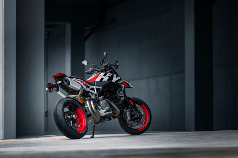 Ducati, divertimento assicurato con l’Hypermotard 950 RVE