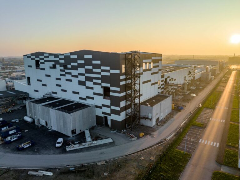 Inaugurata in Francia prima gigafactory Stellantis per batterie Acc