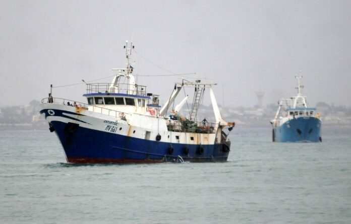 Arrivo al porto dei 18 pescatori sequestrati in Libia