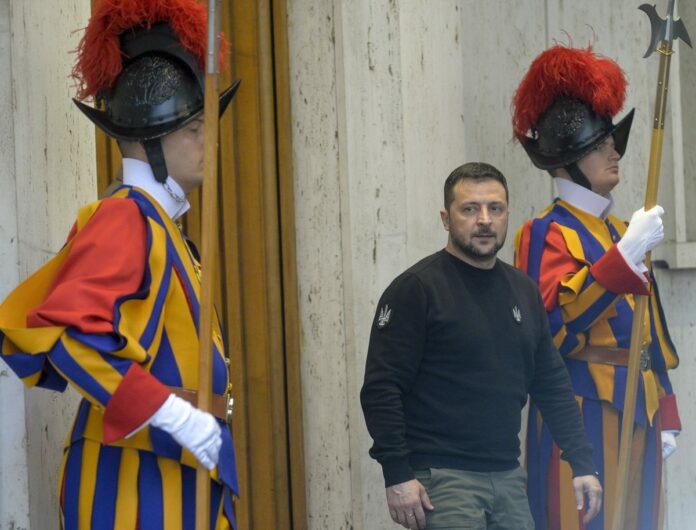 Volodymyr Zelensky lascia il Vaticano dopo l' incontro con il Papa