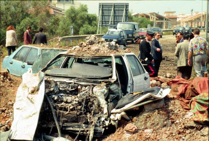 PALERMO, STRAGE DI CAPACI, ATTENTATO MORTALE IN AUTOSTRADA A GIOVANNI FALCONE E ALLA SUA DI GIOVANNI FALCONE