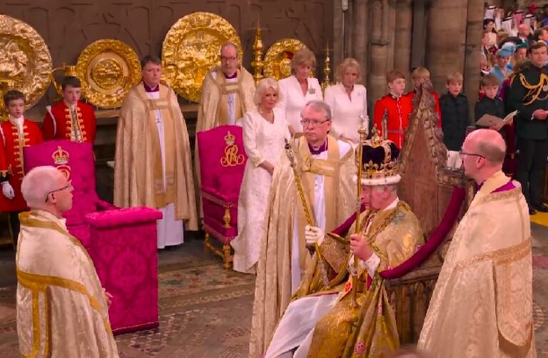 Carlo III incoronato Re, sovrano di un regno nuovo e diverso