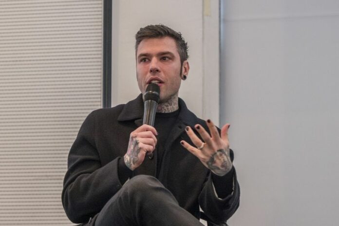 Milano. Statua busto di Fedez Il pessimista narcisista o il narcisista pessimista di Francesco Vezzoli alla Triennale di Milano
