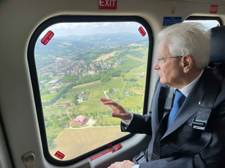 Mattarella visita le zone colpite dall’alluvione: “Ce la farete”