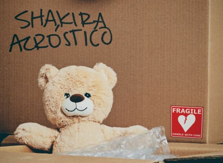 Shakira torna con il nuovo singolo “Acrostico”