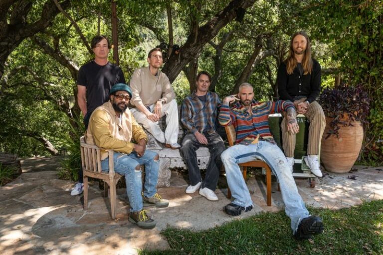 I Maroon 5 tornano con il nuovo singolo “Middle Ground”