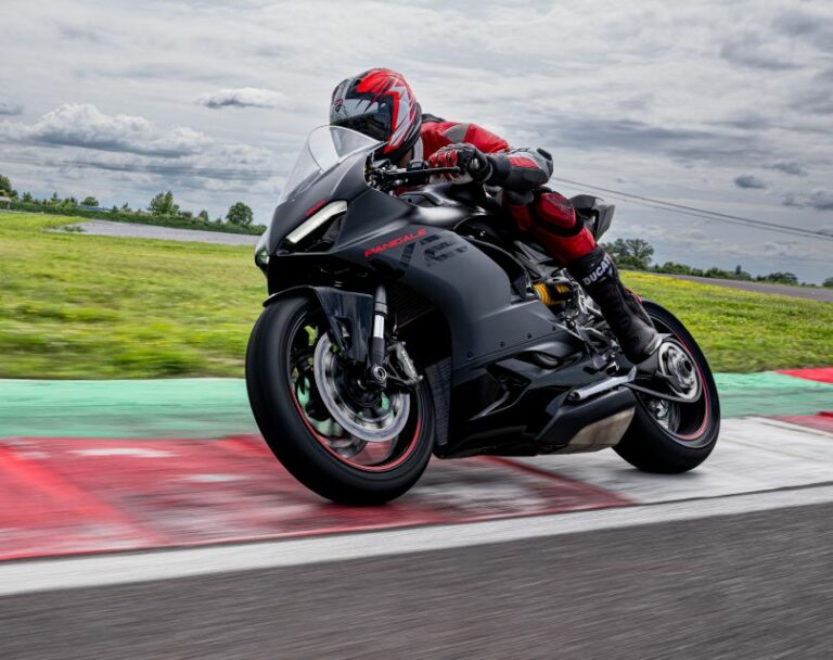 Livrea Black on Black Livery per la Ducati Panigale V2