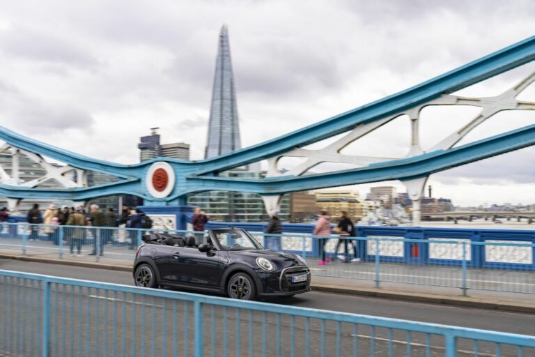 Un viaggio a Londra con la Mini Cooper SE Cabrio